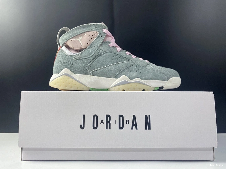 Neutral CT8528-002 - Grey 7 Retro Jordan 0209